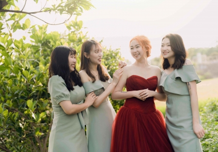 《台中婚禮攝影》與閨密膩在一起的訂婚甜/新人自宅
