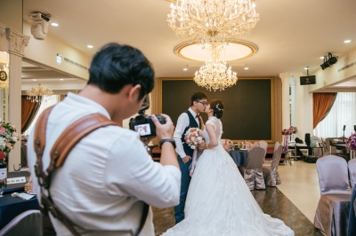 婚禮攝影師不只要會拍更是要合拍!J-Love 婚禮攝影團隊絕對神準,幫你找到最適合的婚禮攝影師!
